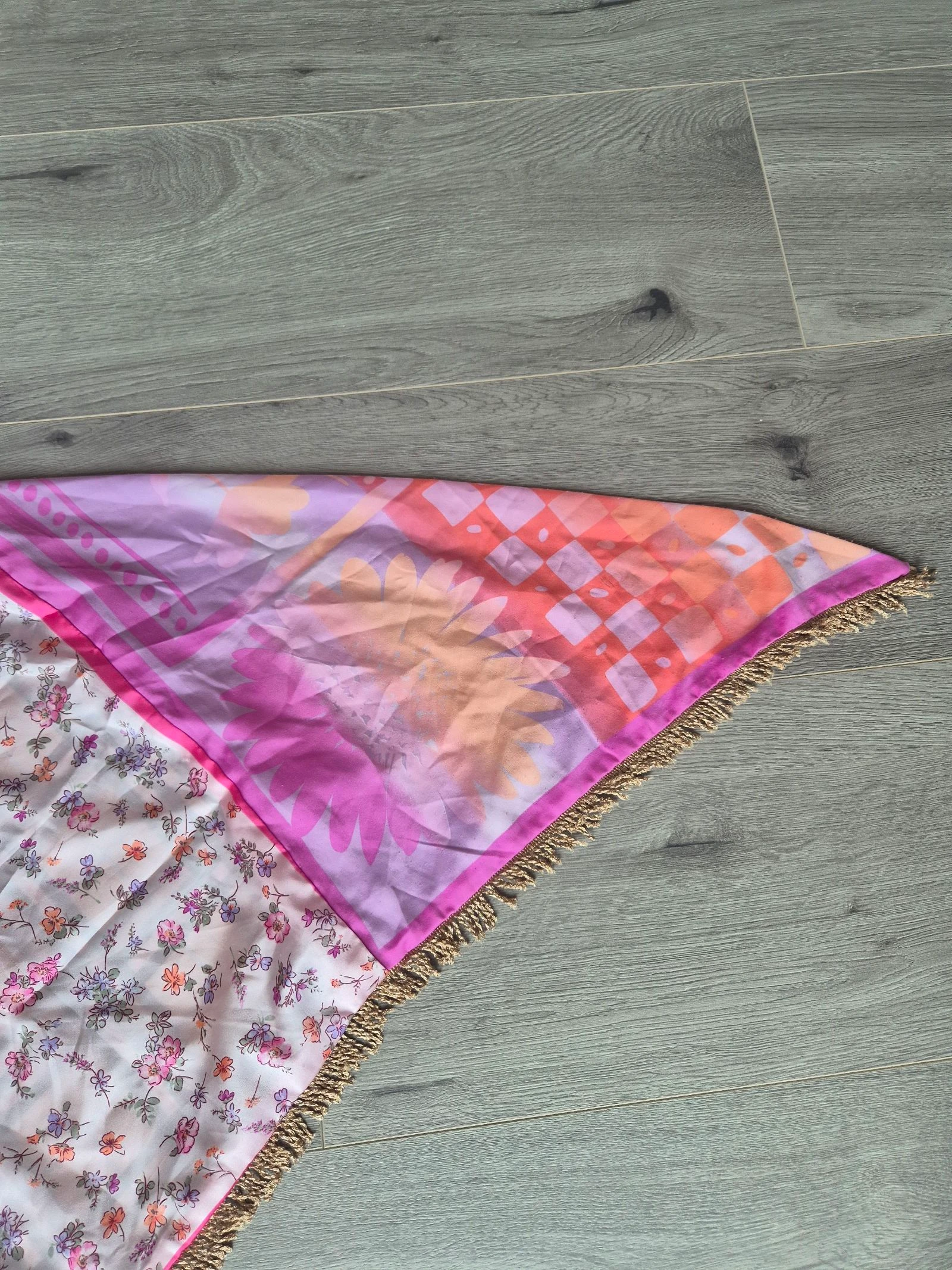 Grand foulard triangulaire avec imprimé losange et fleurs + franges – photo 6